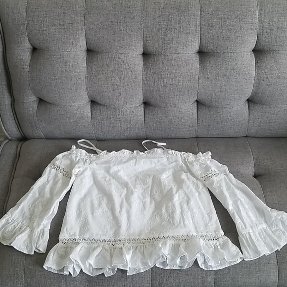 NWOT Lara embroidered flare sleeve top - Picture 4 of 9